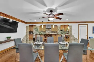 Image de This house is a 6 bedroom(s), 4 bathrooms, located in Atlanta, Ga.