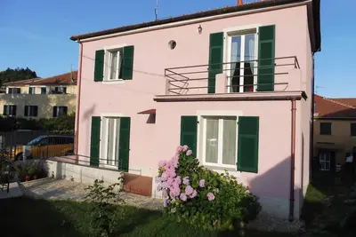 Image de The Jovi Rose: detached house outside the chaos Cin: It010035c2kxfk6tqc