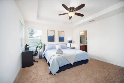 Image de ~Hue-Kissed-Hue_4 Beds_Meet-Cute by Mayo Clinic~