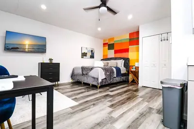 Image de *NewRenovatedAPT*KINGbed*PetsOk+Priv Entry