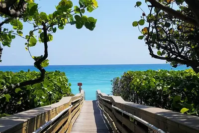 Image de Poshpadz - Banyan Villa - Close to Jupiter Beach - Private Pool & Tiki Sleeps 8