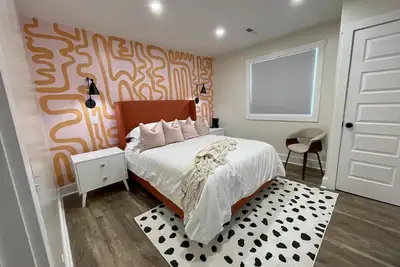 Image de Eccentric Privy-Sleeps6. 2nd floor & outdoor deck