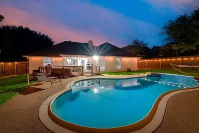 Image de Boho Chic Home w Backyard Paradise - Pool + Grill