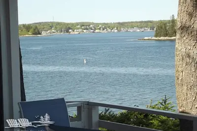 Image de Piffi Biff: Watch Whales & Lobster Boats from This Classic Oceanfront Gem!