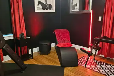 Image de Adult themed red room bungalow
