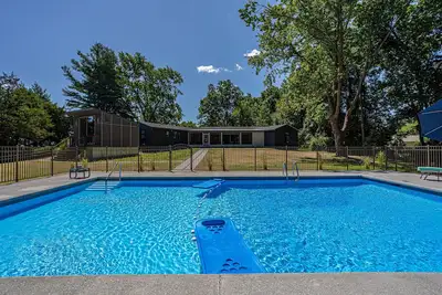 Image de Mid-Century Mod Renovated + E. V. charger + seasonal Pool