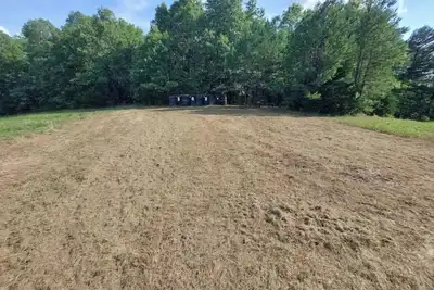 Image de Secluded 2 bedroom, living and sunroom w/ parking