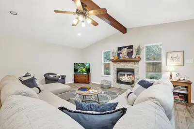 Image de Beautiful Home! Hot Tub –1 Blk to Main!