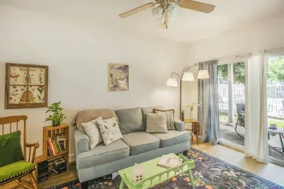 Image de Chic Condo w/ Community Pool - Under 10 mins to Uf