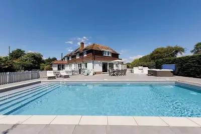 Image de Beach house with pool in West Wittering