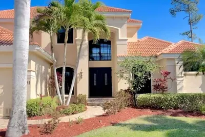 Image de Newly owned and updated Villa with private htd pool/hot tub, next to the river