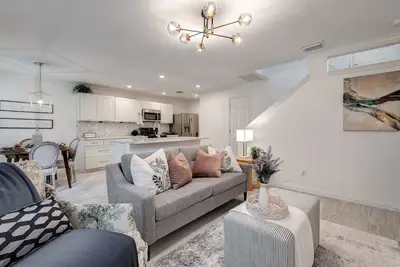 Image de Charming Townhome, 3 beds, 2. 1 baths, 2 car garage