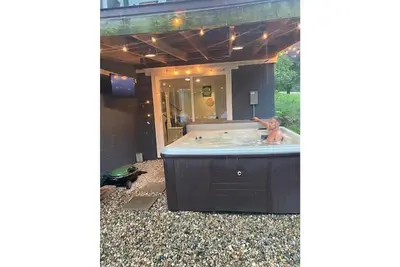 Image de Charming 3-Bed Lakefront Cottage with Hot tub