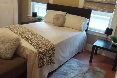 Image de Newly Renovated Lux Second Floor Apartment