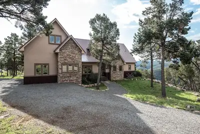 Image de Avalon | Spacious Retreat, Treetop Views, Hot Tub