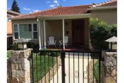Image de 800 feet to Downtown Napa. Charming three bedroom