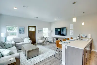 Image de Riverfront Sheboygan Townhome w/ Grill!