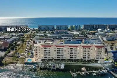 Image de Beachy Chic Waterfront Condo! Full Remodel! Updated Pricing!