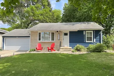 Image de Updated cottage near lake access and. 5 miles from the beach!