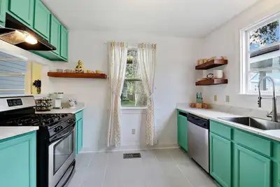 Image de Full unit off Canal Blvd. 4 miles from French Qtr.