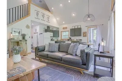 Image de Modern ZigZag Basecamp - Hot Tub + Pups Welcome!