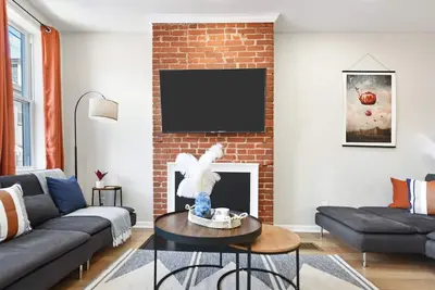 Image de ★ HostWise Stays ★ King & Queen Beds ★ Theater Room ★ Great Kitchen