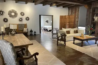 Image de Pared down, sophisticated  casita in a country setting on 6 acre compound.