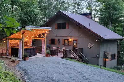 Image de Fern Leaf Lodge - Welcoming home, seasonal views, hot tub, pet friendly!