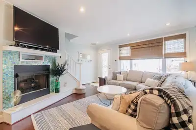 Image de 1 Block To Beach & Dining, beautifully updated, park 3 cars!