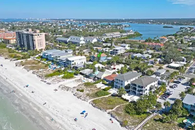 Image de Indian Rocks Beach hidden gem 3/2 modern condo 2 minute walk to beach access