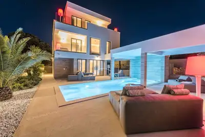 Exclusive beachfront Villa Four Seasons in Vrsi