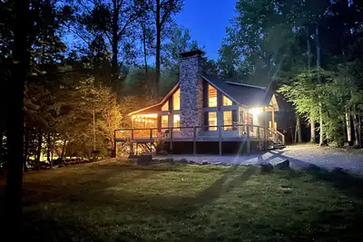 Image de Creekside Firepit, Hot Tub, Serene Cabin Life! !