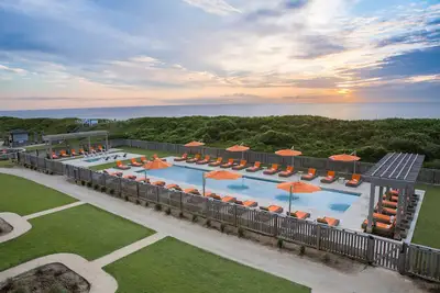 Image de Private Beach Access | Access to 2 Pools + more