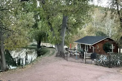 Image de Enchanting property with unique cottage on large private pond.