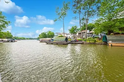 Image de You deserve a weekend at the Lake!