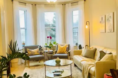 Image de Discover and Experience the Ultimate Stay in Logan Square/ Avondale's Retreat