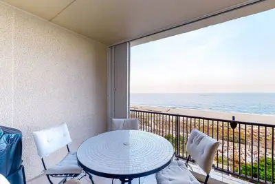 Image de Cozy condo in beachfront complex with pool & W/D