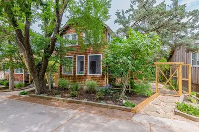 Image de Charming home steps from beach with deck, outdoor shower, grill, & bikes