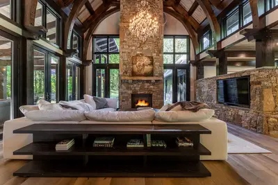 Image de Modern Mountain Creekhouse | Stunning Home with Impeccable Architecture Fireplace, and Fire Pit