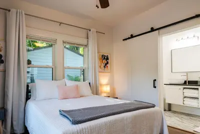 Image de Walk Ou/Stadium - 2 Full Baths/3 Bedrooms - Patio