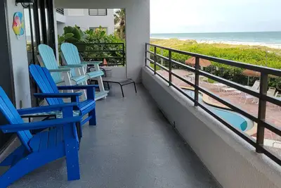 Image de Beach front condo, 2b/2b w/large private corner balcony, 2 min walk to beach!