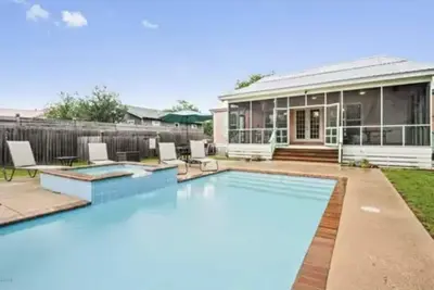 Image de Perfect location; private seasonally heated pool \nOne short block to the beach.