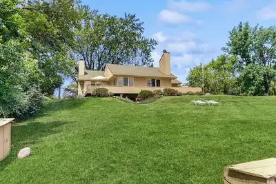 Image de Dog-friendly, home on Lake Champlain with panoramic views of the Green Mountains