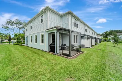 Image de Enchanting waterfront townhouse with lanai, pool, & washer\/dryer-Dogs ok