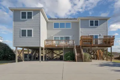 Image de 4110 - Coop's Cottage Oceanfront in Duck, Nc, featuring 4 bed 4 bath, hot tub