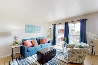 Image de Coastal Bend condo with water views, dock, pool, sun deck, balcony, & W/D