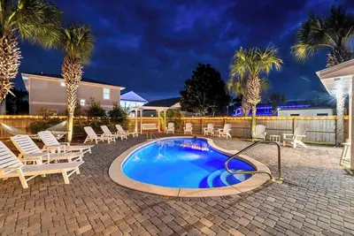 Image de Crystal Waves | Free Beach Chairs | Bikes and Golf Cart Included! | 1 Block to the Beach!