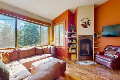 Image de Comfortable condo with a loft, gas fireplace, pool & fitness room at rec center