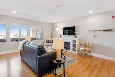 Image de Idyllic downtown studio with water views, free WiFi, full kitchen & modern touch