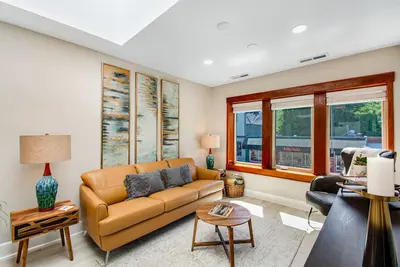 Image de Historic downtown loft near shopping & restaurants with WiFi & full kitchen